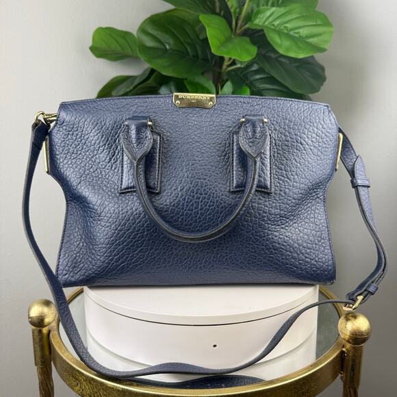 ✨💎Authentic BURBERRY Blue Carbon Signature Grain Leather Medium Clifton Bag - Picture 1 of 7